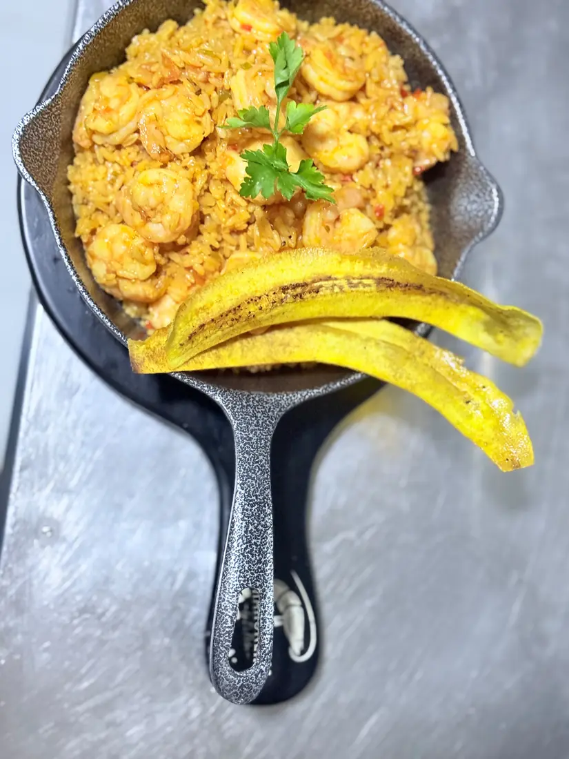 Arroz a la Camaronera con camarones y plátano
