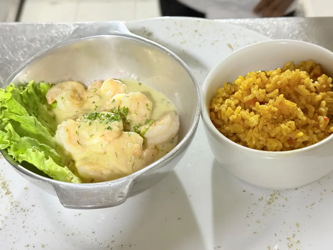 Camarones en salsa con arroz de la casa