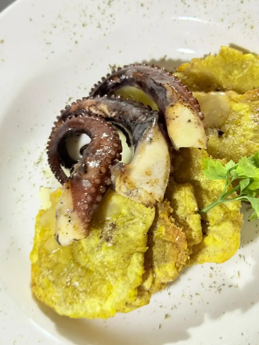 Pulpo al grill sobre patacones